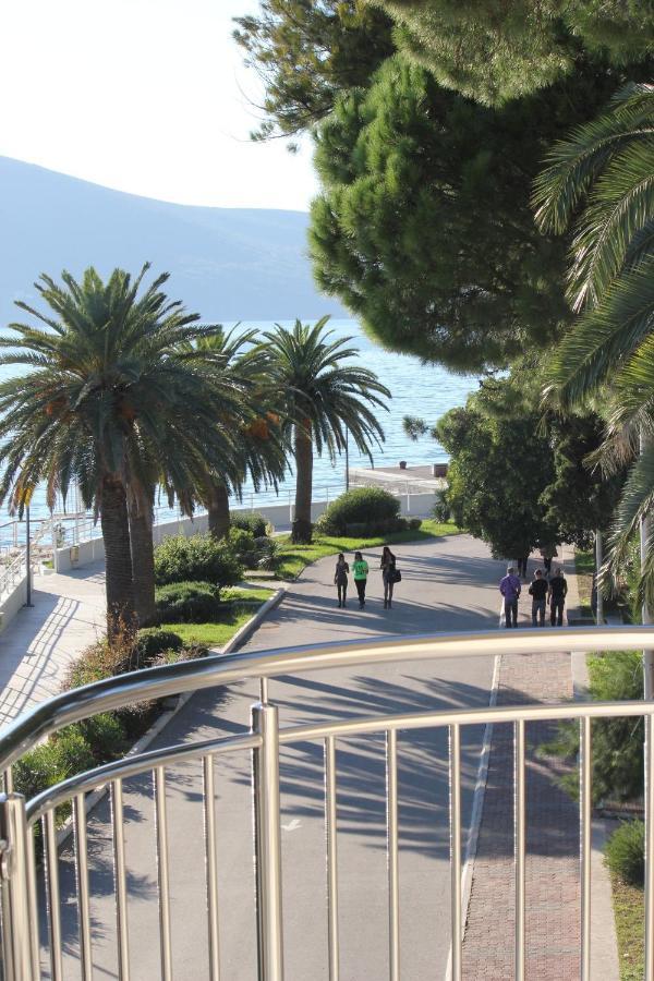 Chic Apartment In The City Center By The Sea Tivat Bagian luar foto