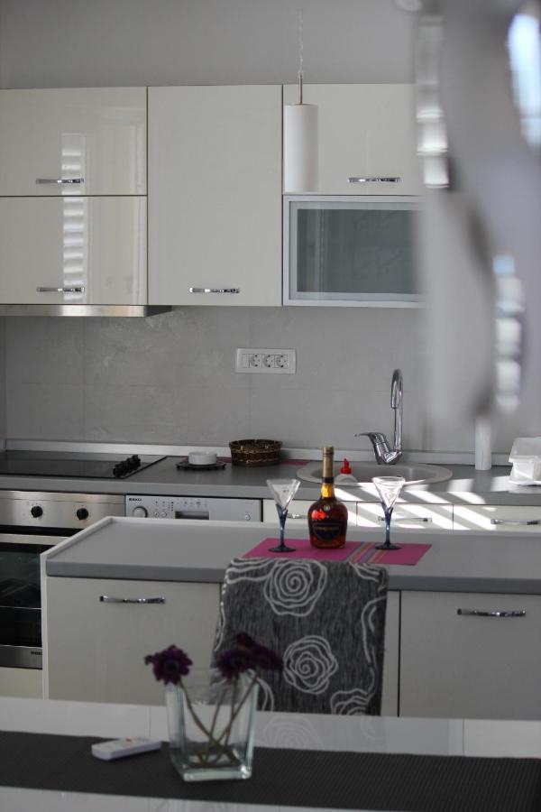 Chic Apartment In The City Center By The Sea Tivat Bagian luar foto