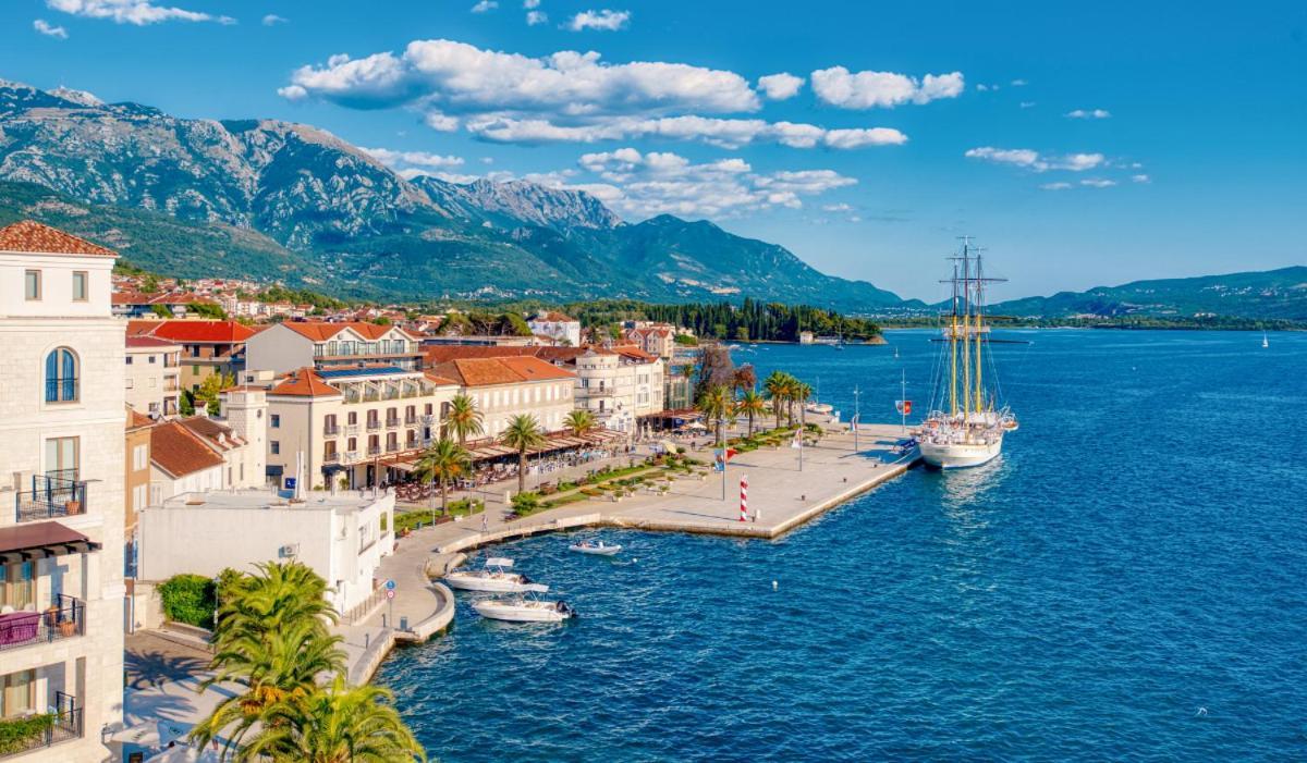 Chic Apartment In The City Center By The Sea Tivat Bagian luar foto