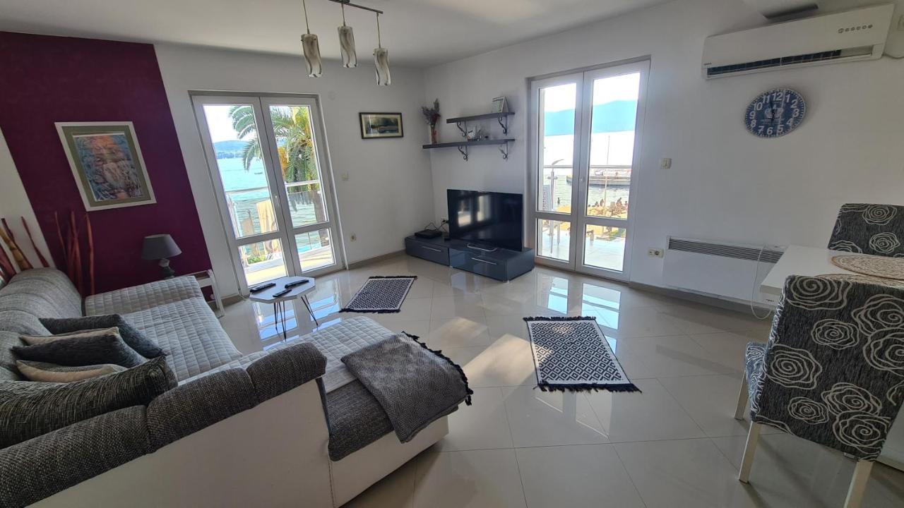 Chic Apartment In The City Center By The Sea Tivat Bagian luar foto