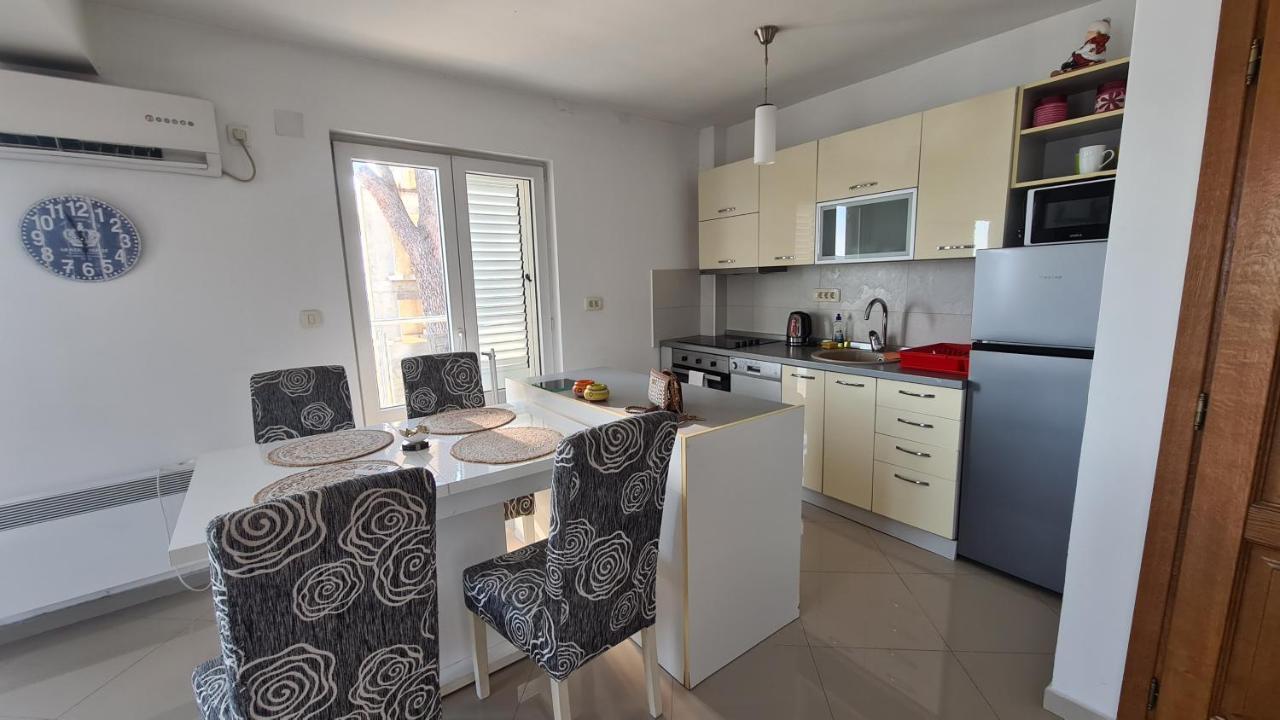 Chic Apartment In The City Center By The Sea Tivat Bagian luar foto
