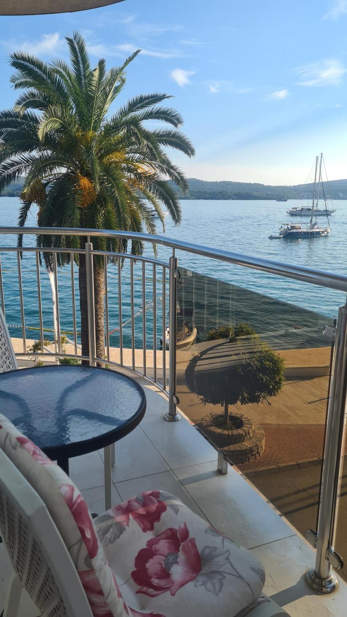 Chic Apartment In The City Center By The Sea Tivat Bagian luar foto