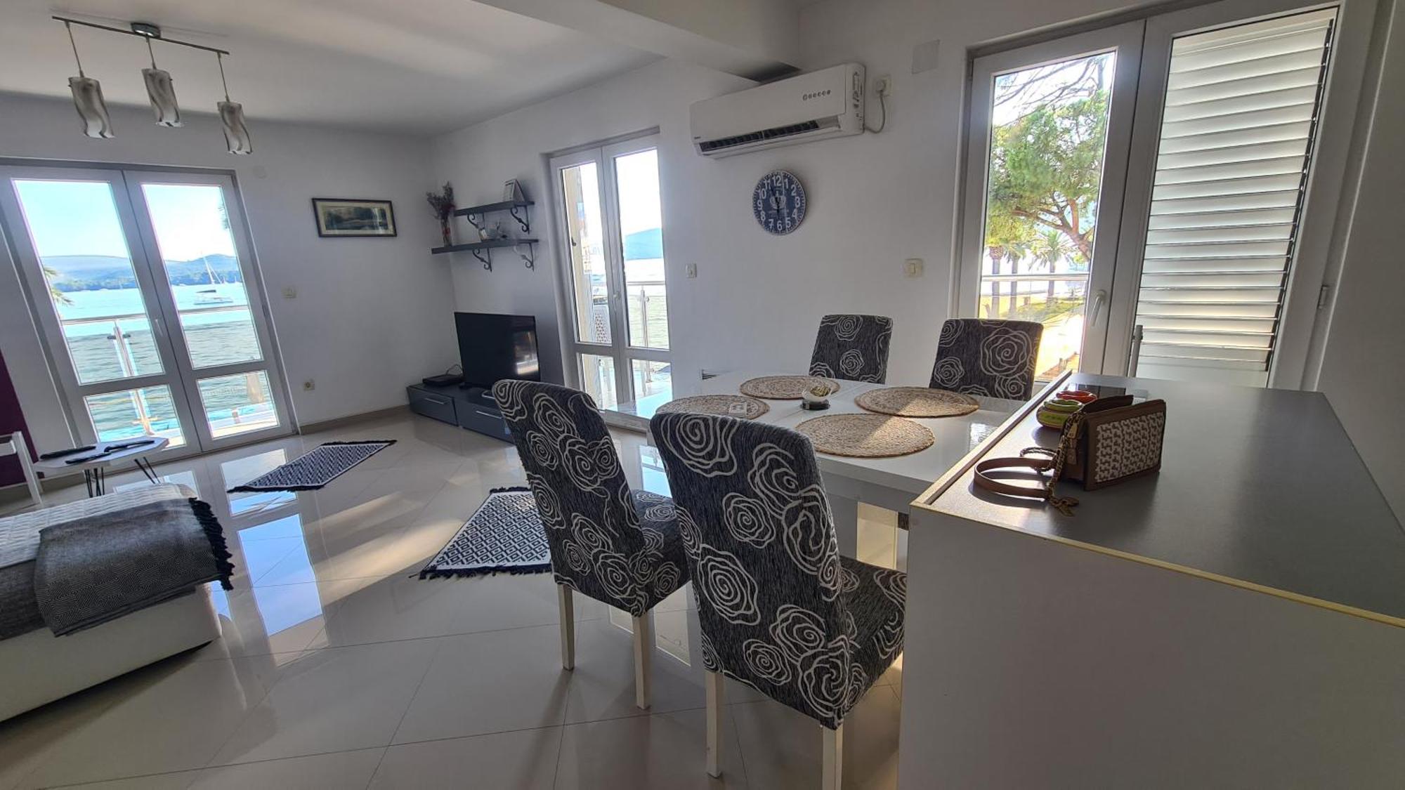 Chic Apartment In The City Center By The Sea Tivat Bagian luar foto